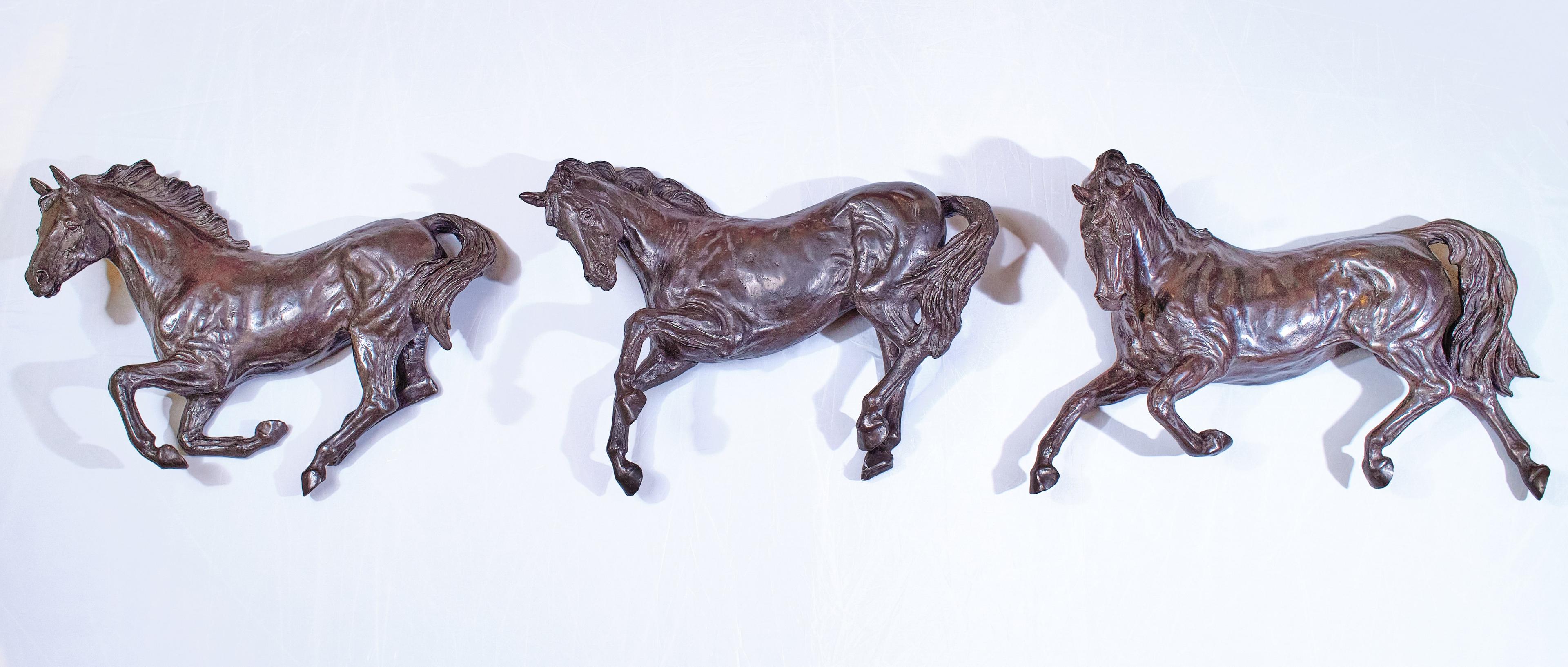 Композиция от три коня за стена