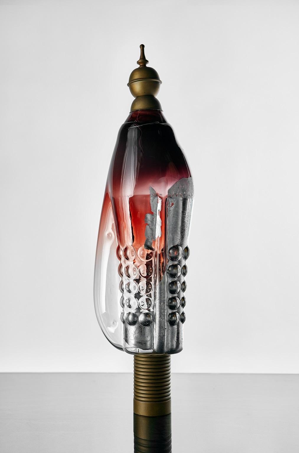 Тотем в червено и сребърно